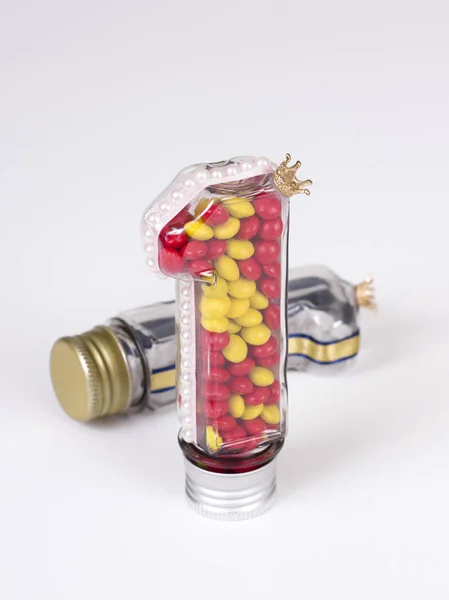 Bir kız için şekerler ile 1 yaşındaki yıldönümü dekorasyon