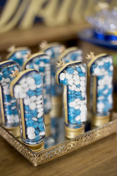 Bir çocuk için şekerler ile 1 yaşındaki yıldönümü dekorasyon