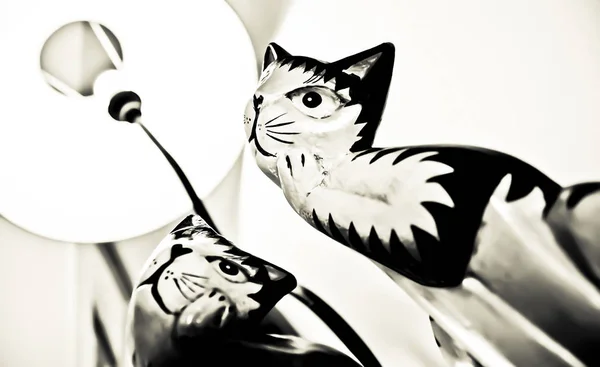 Altında Abajur ahşap kediler