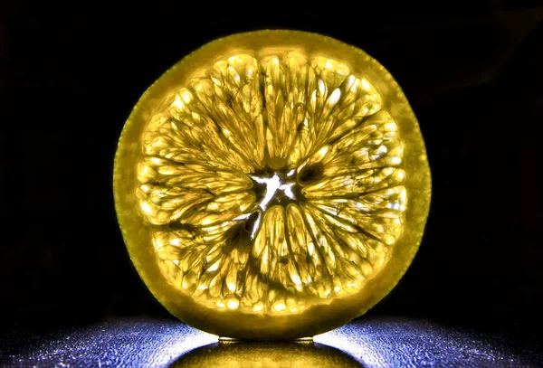 İzole koyu arka plan üzerine Portakal dilim