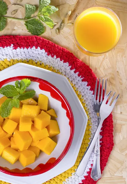 Nane ve suyu ile mango dilimlenmiş