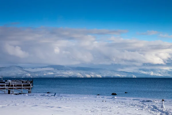 Güzel gökyüzü. bulutlar ve su, doğa