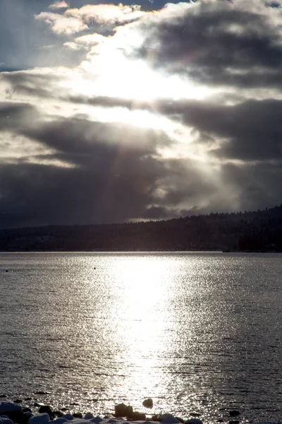 Güzel gökyüzü. bulutlar ve su, doğa