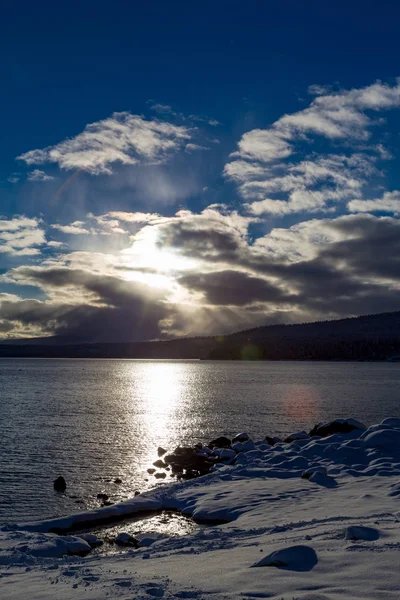 Güzel gökyüzü. bulutlar ve su, doğa