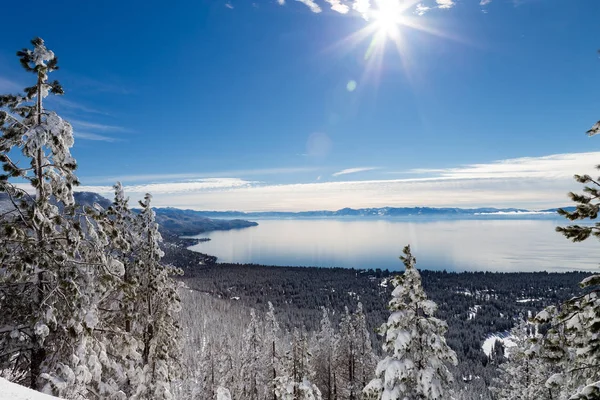 Güzel gökyüzü. bulutlar ve su, doğa