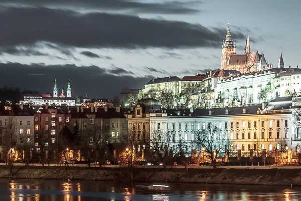 Budynki i ulice Pragi w nocy, Republika Czeska — Zdjęcie stockowe