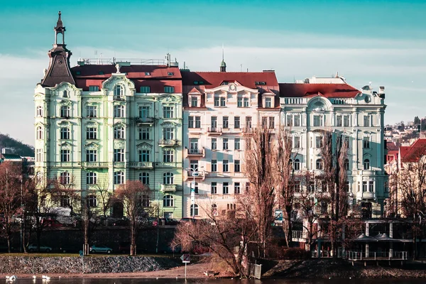 Edificios y calles cerca del río Moldava en Praga, República Checa — Foto de Stock