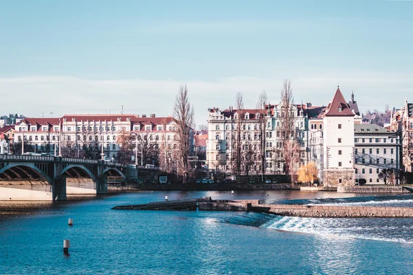 Edificios y calles cerca del río Moldava en Praga, República Checa — Foto de Stock