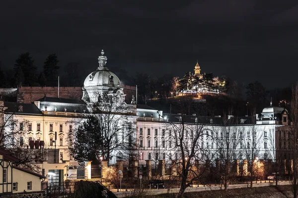 Budovy a ulice Prahy v noci, Česká republika — Stock fotografie