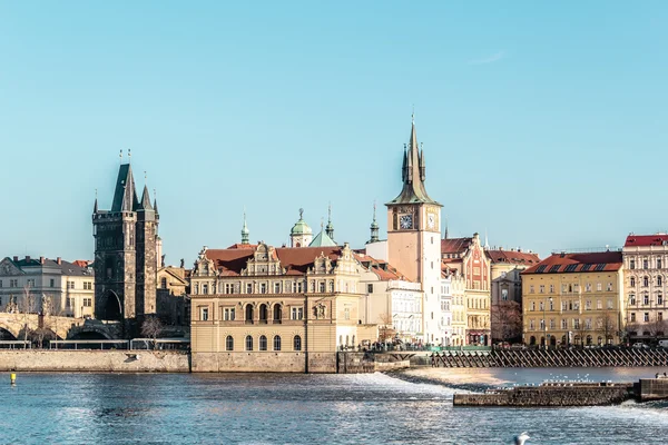 Gebouwen en straten in de buurt van de rivier Vltava in Prague, Czech Republi — Stockfoto