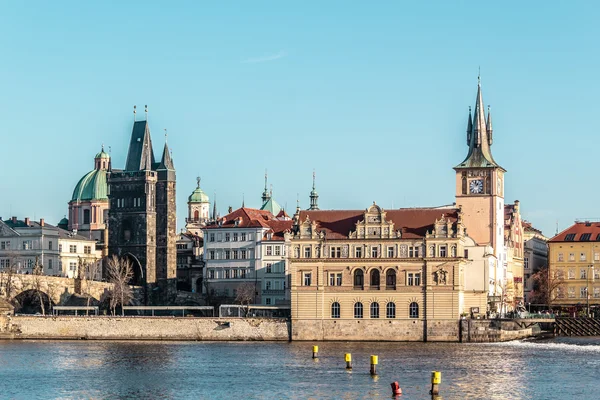 Edificios y calles cerca del río Moldava en Praga, República Checa — Foto de Stock