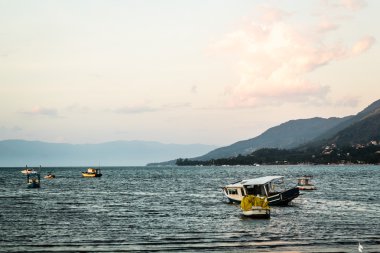 Tekneler ve dağlar San Paulo güzel Adası (Ilhabela) 