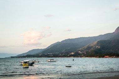 Tekneler ve dağlar San Paulo güzel Adası (Ilhabela) 