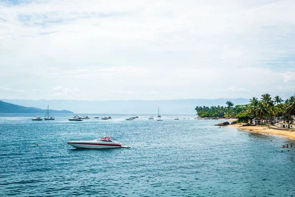 Praia e Barcos em Beautiful Island (Ilhabela) em San Paulo (São Paulo ) — Fotografia de Stock