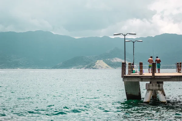 Του Ψαρά και τα βουνά στο όμορφο νησί (Ilhabela) στο San — Φωτογραφία Αρχείου