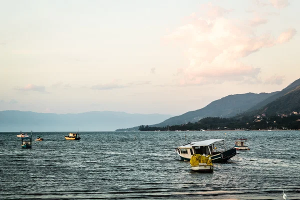 Βάρκες και τα βουνά στο όμορφο νησί (Ilhabela) στο Σαν Πάολο — Φωτογραφία Αρχείου