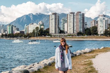 Kızın önünde Downtown Vancouver, Kanada