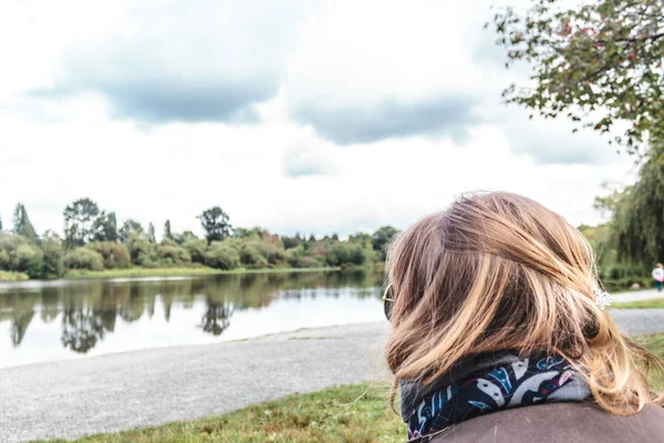 Mädchen am Forellensee in Vancouver, Kanada — Stockfoto