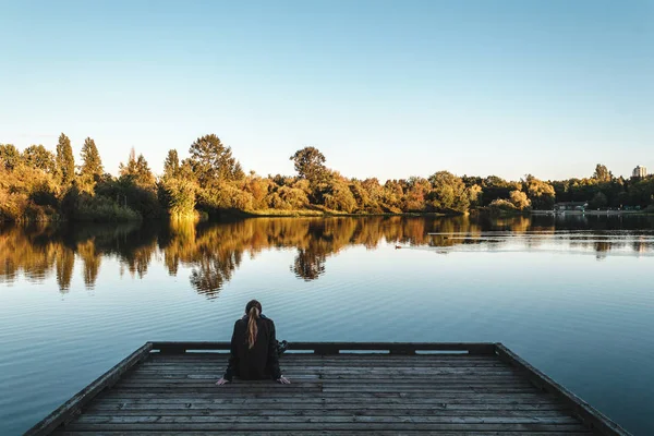 Meisje op Trout Lake in Vancouver, Canada — Stockfoto