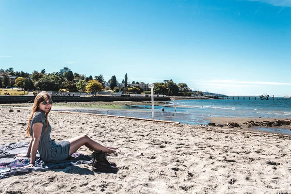 Meisje op het strand van Kitsilano in Vancouver, Canada — Stockfoto