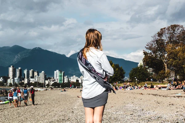 Девочка на пляже Китсилано в Ванкувере, Канада — стоковое фото