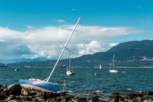 Затонувшая лодка на пляже Китсилано в Ванкувере, Канада — стоковое фото