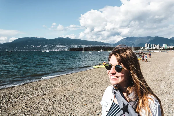 Meisje op het strand van Kitsilano in Vancouver, Canada — Stockfoto