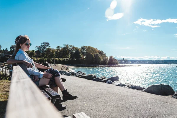 Paret sitter på en bänk på Kitsilano Beach i Vancouver, Canad — Stockfoto