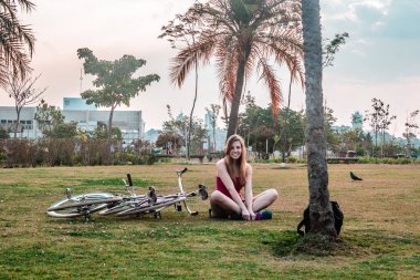 Ona bisiklet San Paulo (Sao Paulo Villa-Lobos Park'ta kızla),