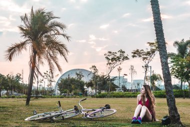 Ona bisiklet San Paulo (Sao Paulo Villa-Lobos Park'ta kızla),