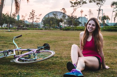 Ona bisiklet San Paulo (Sao Paulo Villa-Lobos Park'ta kızla),