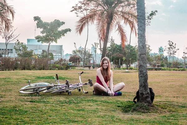 Niña con su bicicleta en el Parque Villa-Lobos en San Paulo (Sao Paulo ), — Foto de Stock