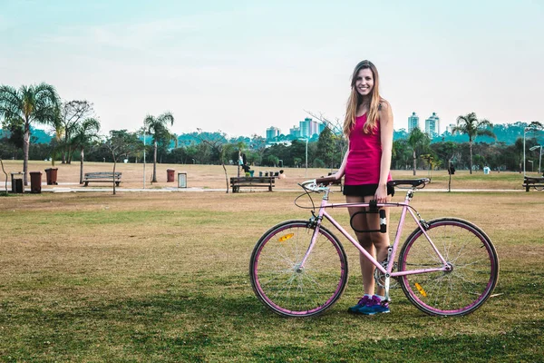 Niña con su bicicleta en el Parque Villa-Lobos en San Paulo (Sao Paulo ), — Foto de Stock