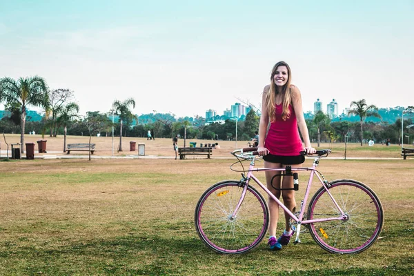 Κορίτσι με το ποδήλατο της στο Park Villa-Lobos στο σαν Πάολο (Σάο Πάολο), — Φωτογραφία Αρχείου