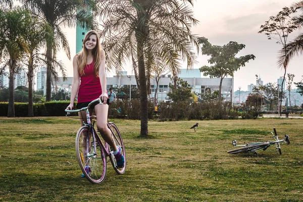Niña con su bicicleta en el Parque Villa-Lobos en San Paulo (Sao Paulo ), — Foto de Stock