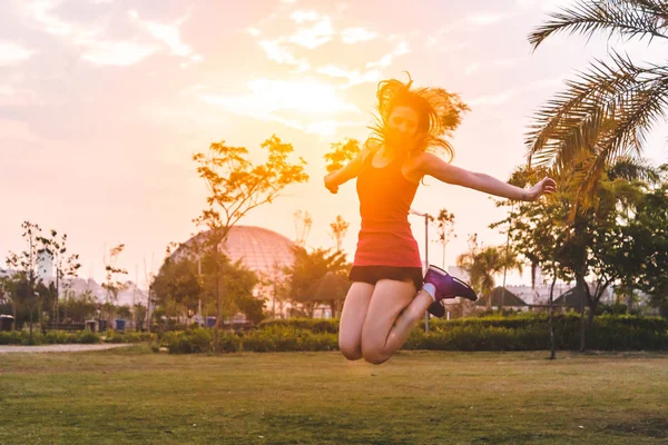 Niña en Villa-Lobos Park en San Paulo (Sao Paulo), Brasil (Brasi — Foto de Stock