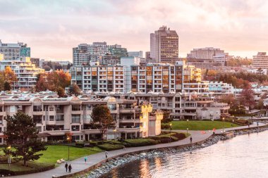 Sonbahar günbatımı at False Creek Vancouver, Kanada