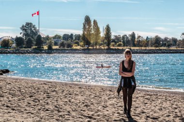 Sunset Beach Vancouver, Kanada'da kıza