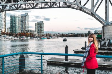 Kız yakınındaki False Creek Vancouver Bc, Kanada