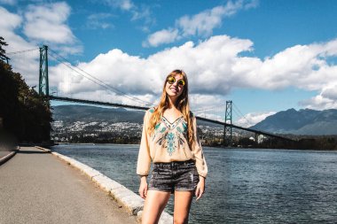 Картина, постер, плакат, фотообои "девочка на мосту лайонс гейт в ванкувере, канада
", артикул 143062613