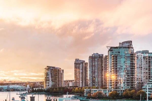 Puesta de sol de otoño en el centro de Vancouver, Canadá — Foto de Stock