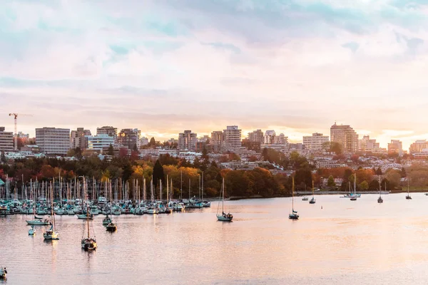 Herfst zonsondergang at False Creek in Vancouver, Canada — Stockfoto