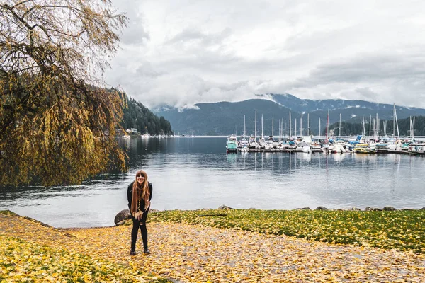 Menina em Deep Cove em North Vancouver, BC, Canadá — Fotografia de Stock