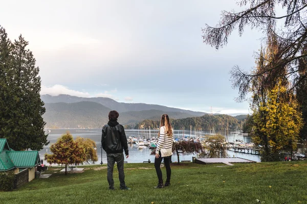 Casal em Deep Cove em North Vancouver, BC, Canadá — Fotografia de Stock