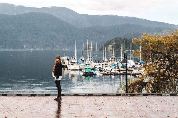 Flicka på Deep Cove i North Vancouver, Bc, Kanada — Stockfoto