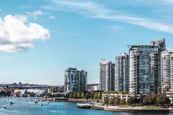 False Creek e Downtown Vancouver em Vancouver, Canadá — Fotografia de Stock