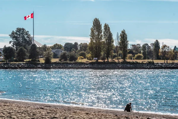 Flicka på Sunset Beach i Vancouver, Kanada — Stockfoto