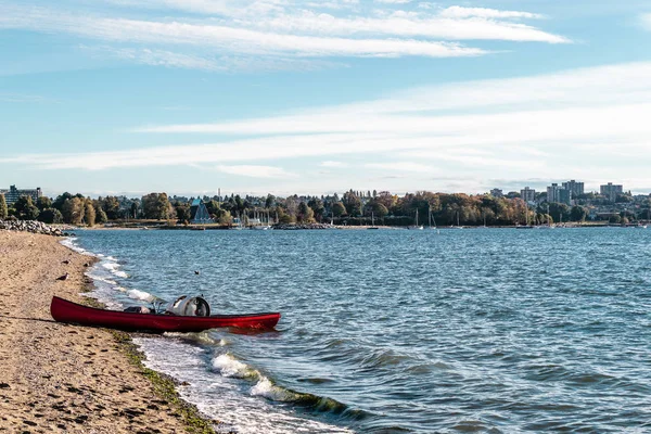 加拿大温哥华日落海滩的皮划艇 — 图库照片