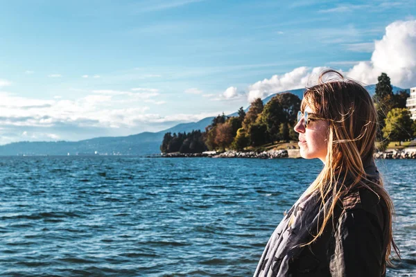 Flicka nära Stanley Park i Vancouver, Kanada — Stockfoto