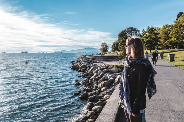 Meisje in de buurt van Stanley Park in Vancouver, Canada — Stockfoto